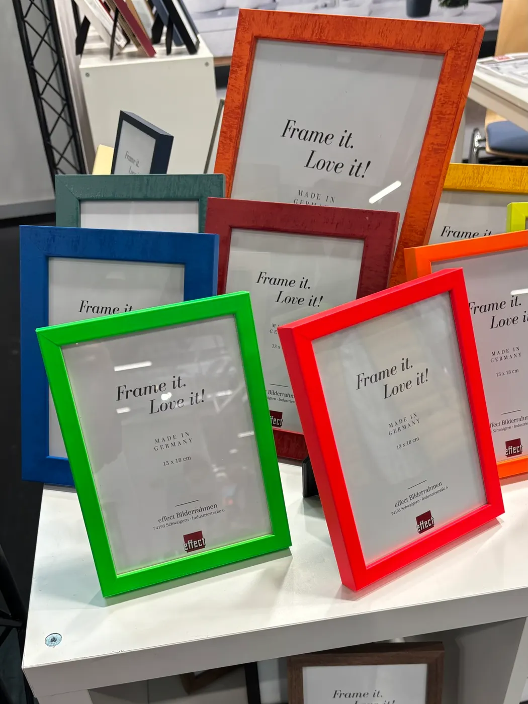 Gekleurde fotolijsten in groen, rood, blauw en oranje op onze stand