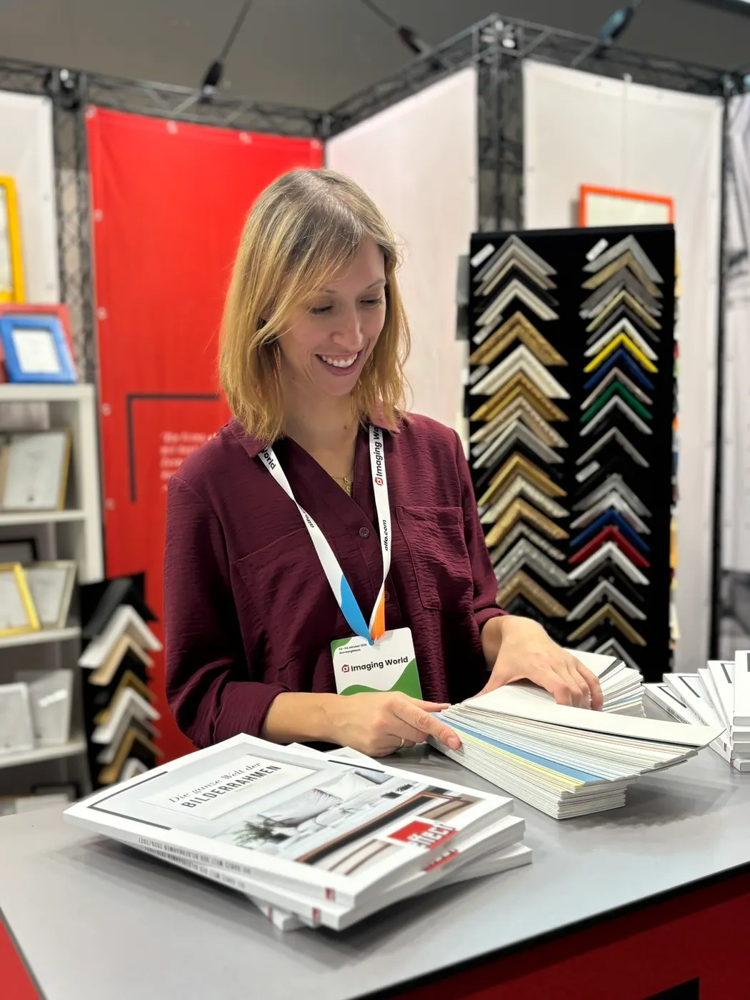 Katja Klar aan de standbalie met onze catalogus