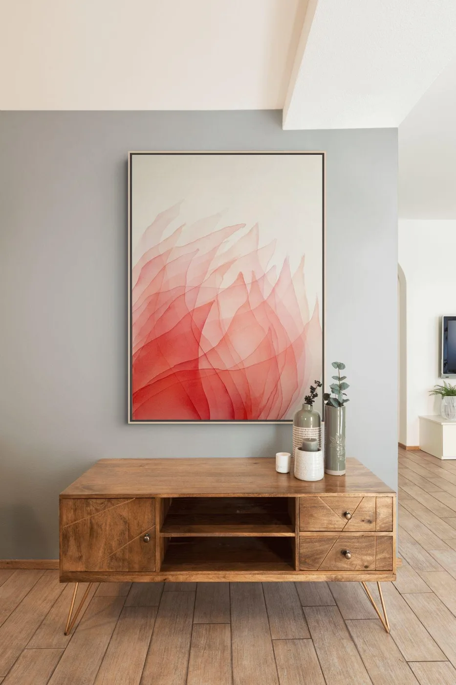 Ingelijst werk van Johanne Bossmann in transparante roodtinten boven een houten dressoir
