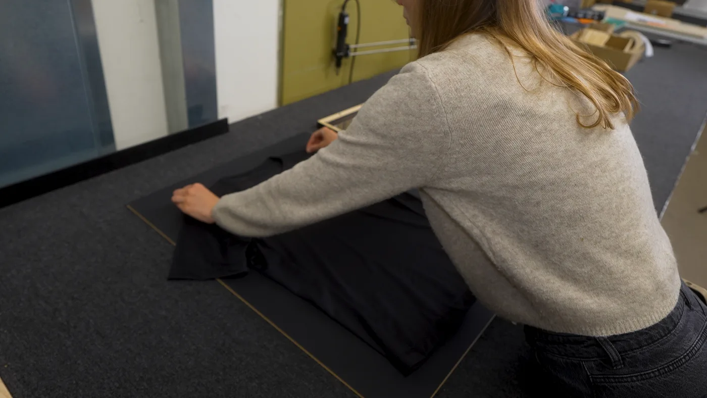 Het shirt wordt midden op de achterwand van de objectlijst gelegd