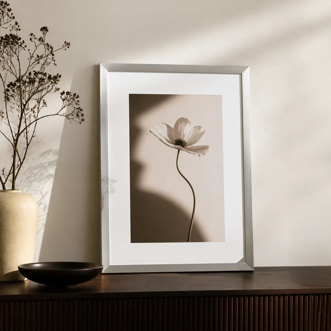 Smalle zilveren aluminium lijst met bloemenmotief en wit passe-partout