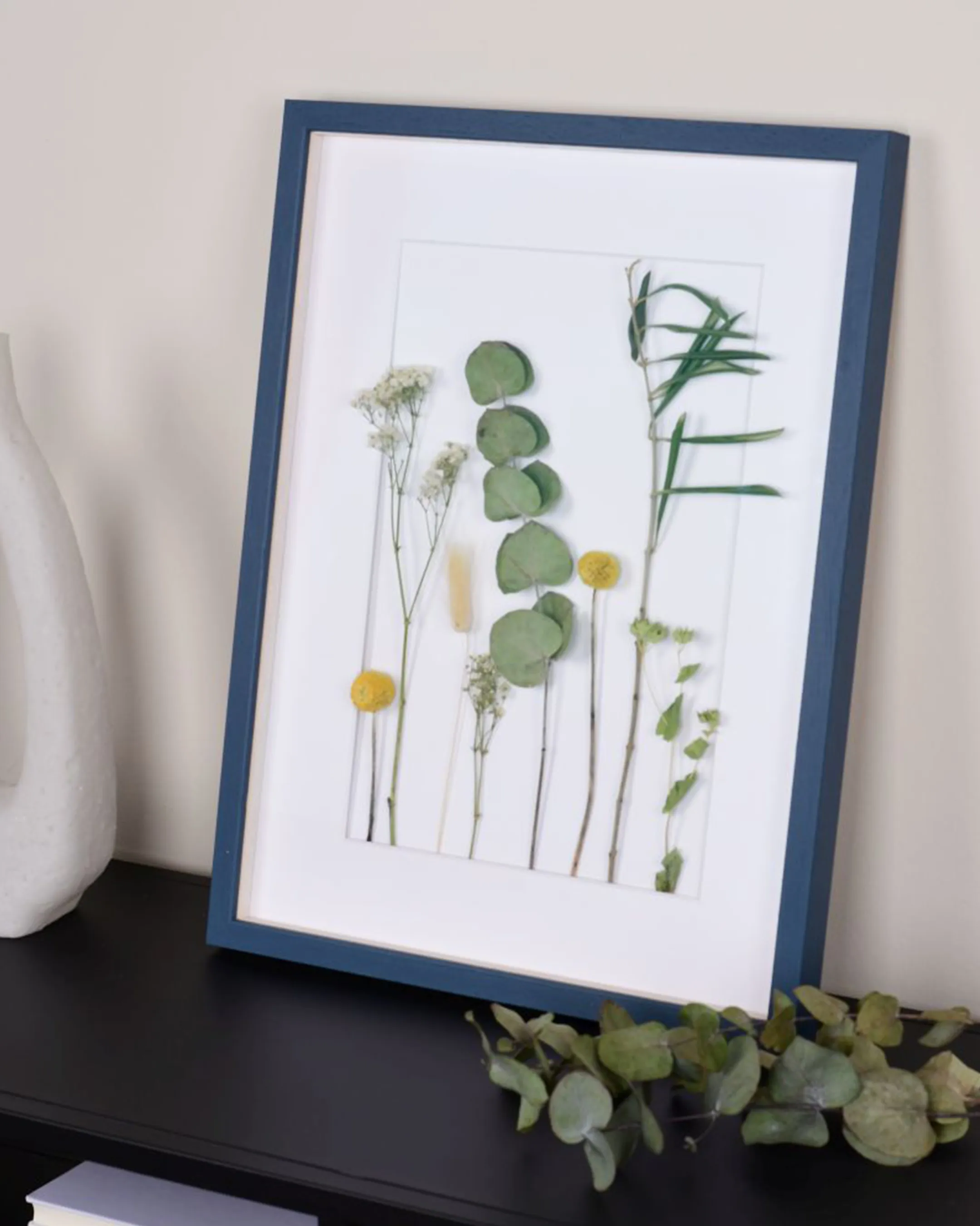 Houten fotolijst Nele met afstandslijst Blauw in een interieur