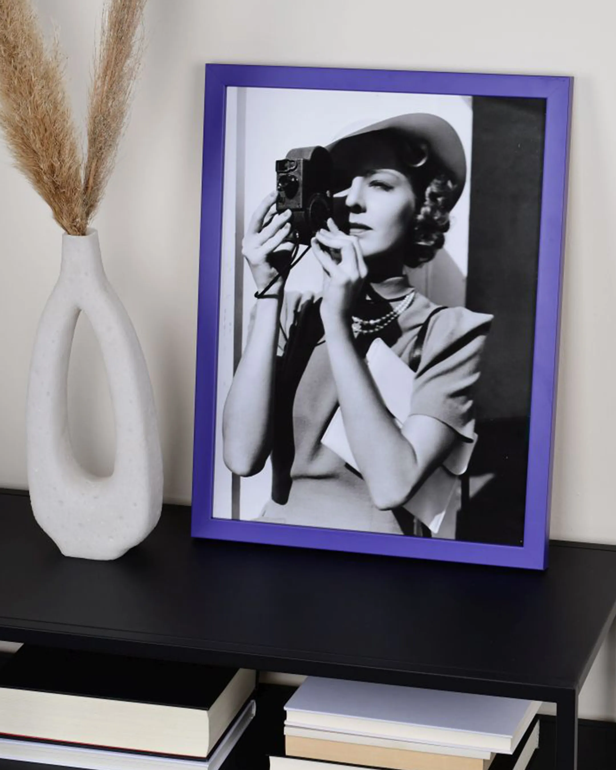 Houten fotolijst Paula lila in een interieur