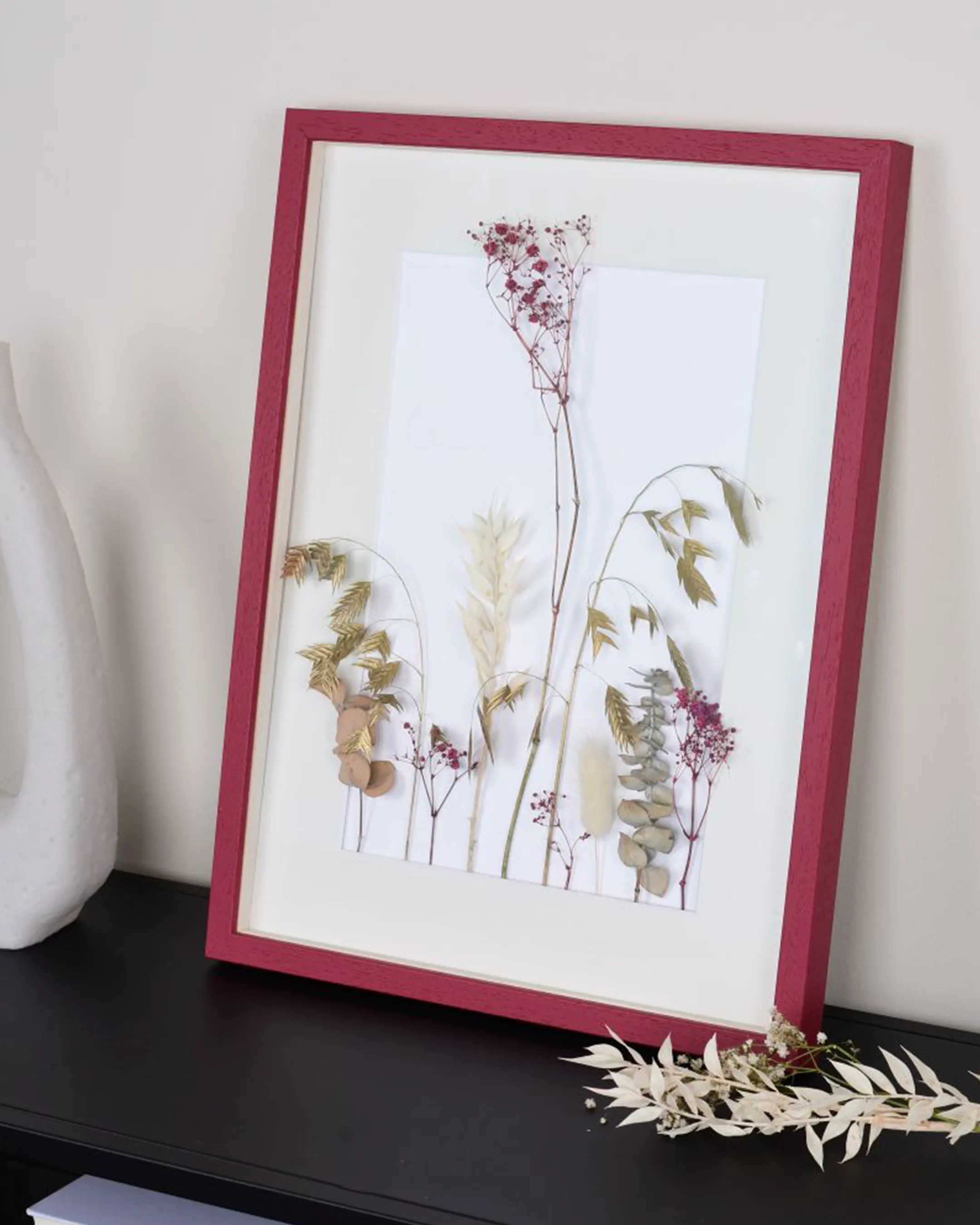 Houten fotolijst Nele met afstandslijst Rood in een interieur