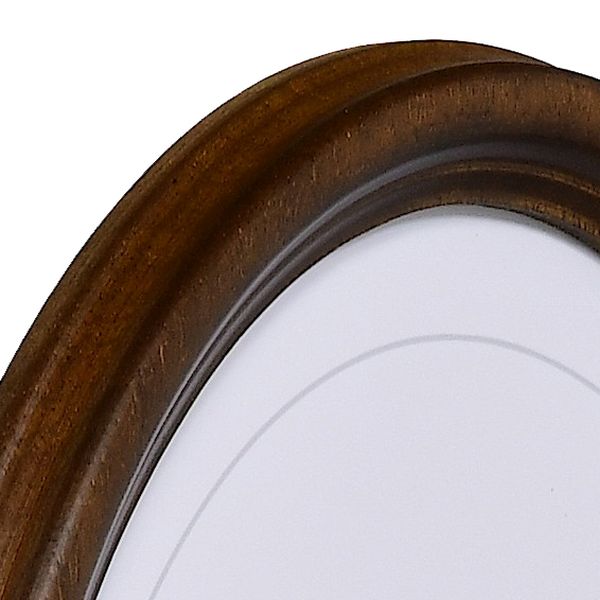 Aanzicht van de hoek van een ovale lijst in de kleur bruin