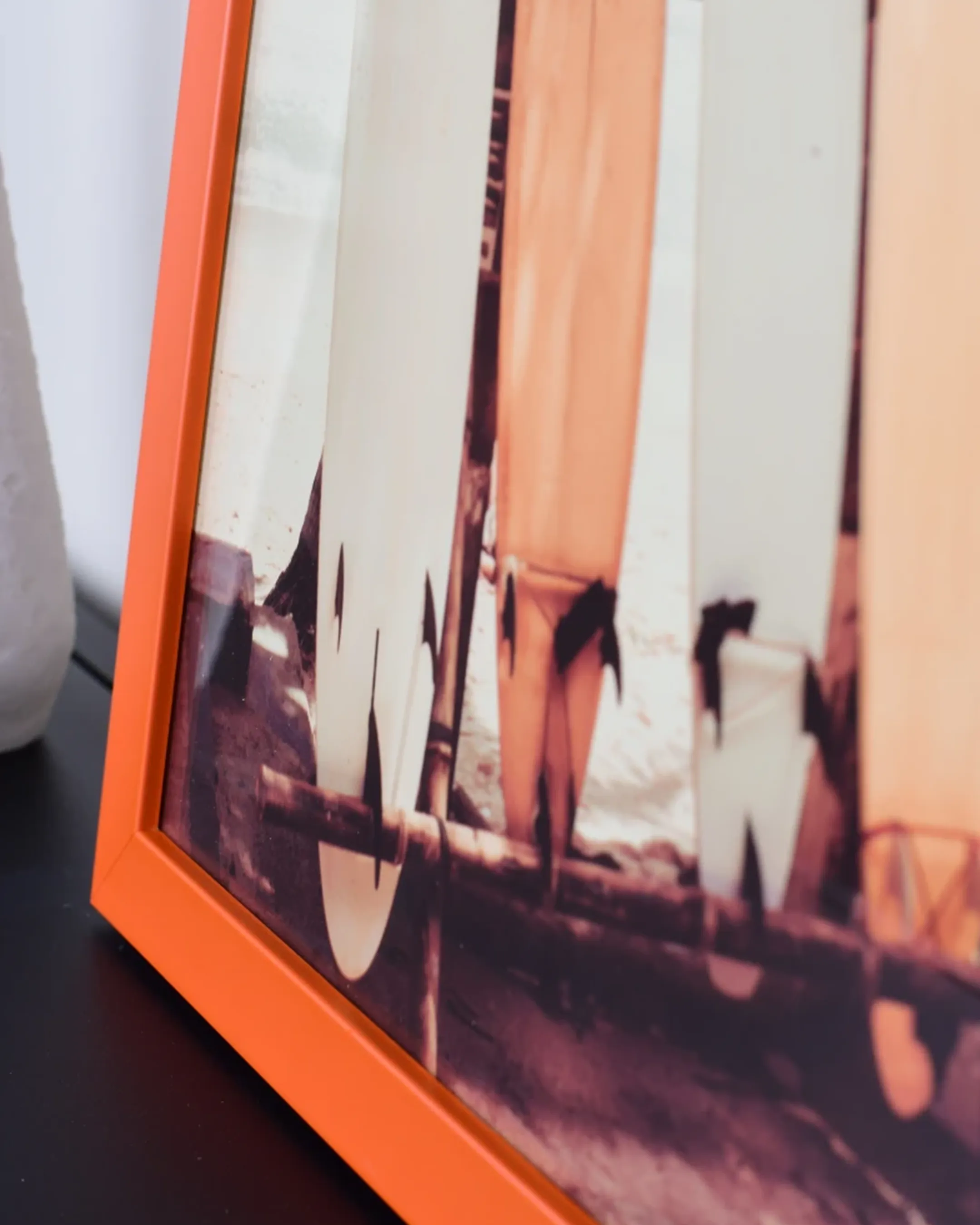 Houten fotolijst Paula oranje in een interieur