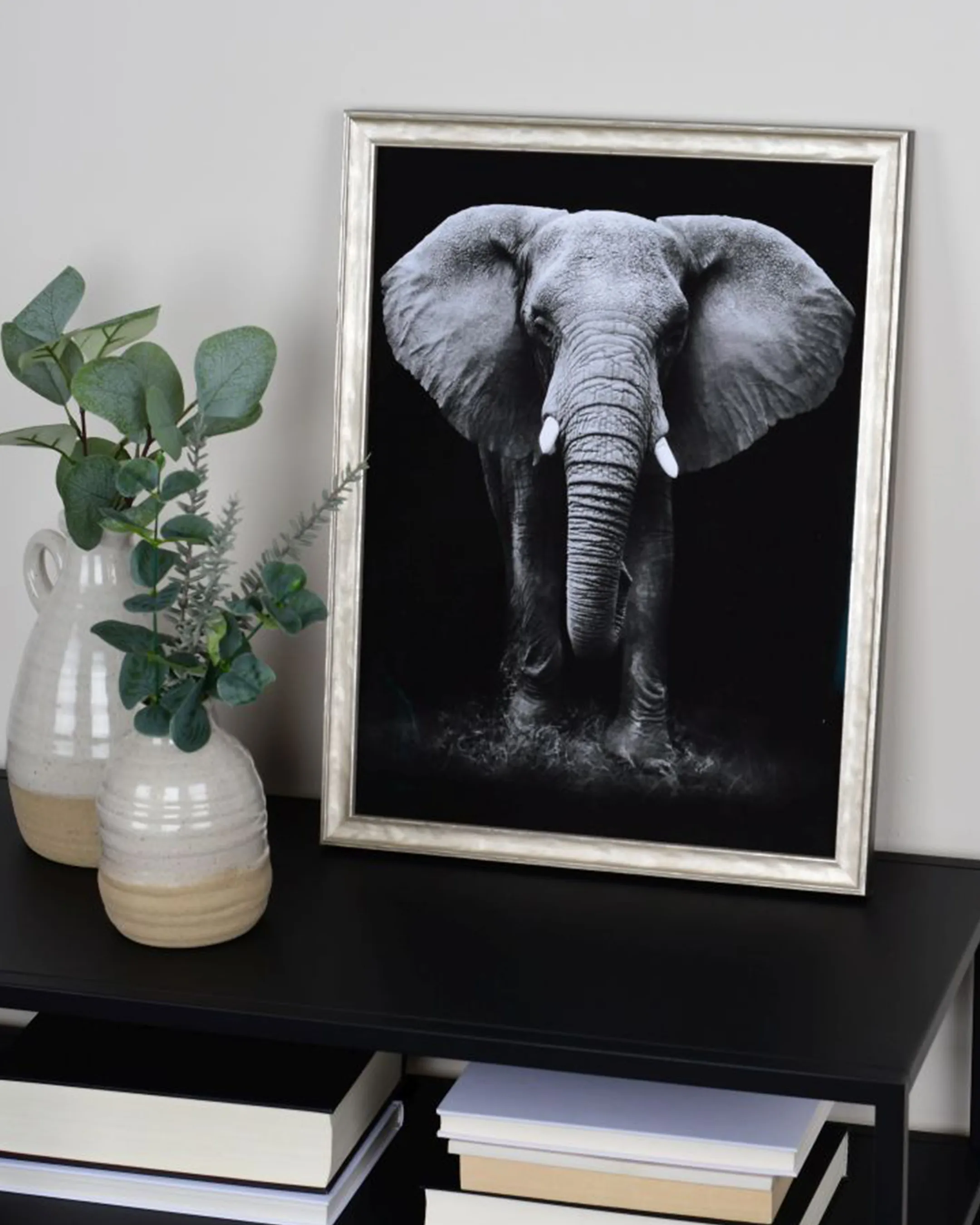 Houten fotolijst Liv zilver in een interieur