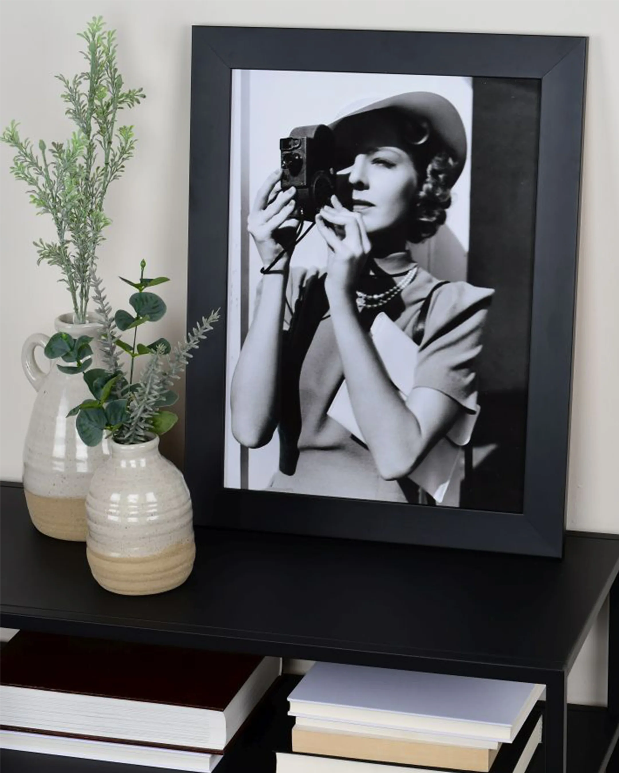 Houten fotolijst Charlotte zwart in een interieur
