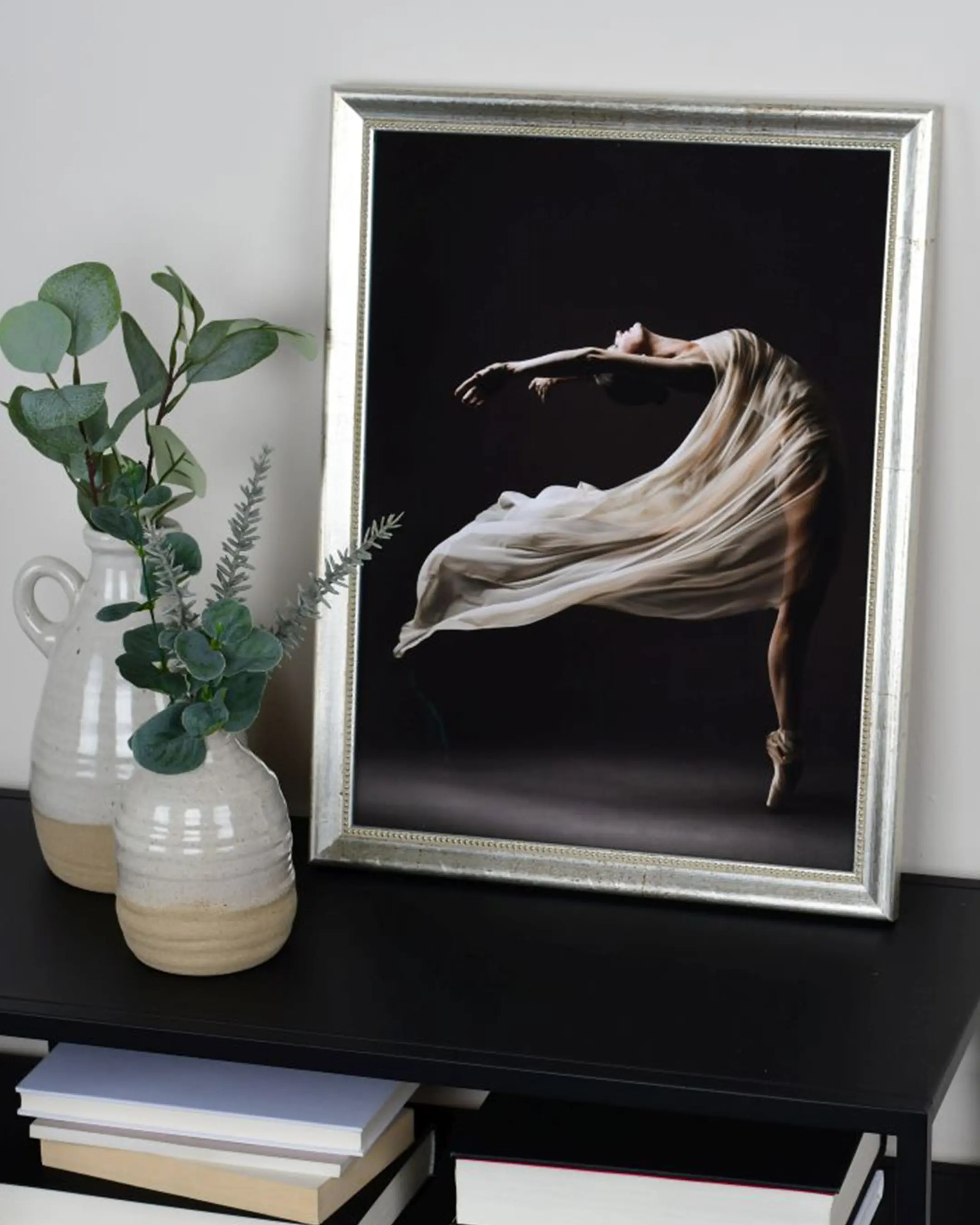 Barok houten fotolijst Pia zilver in een interieur