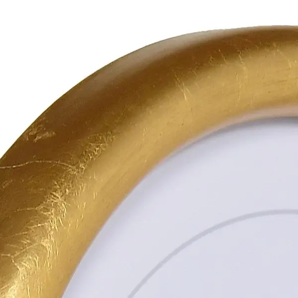 Hoekaanzicht van een ronde lijst in de kleur goud