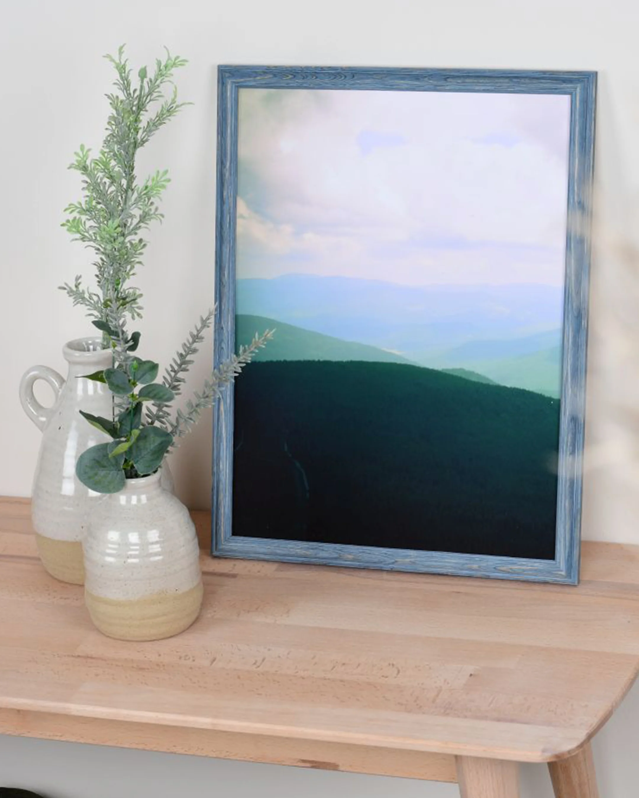 Vintage houten fotolijst Finja antraciet in een interieur