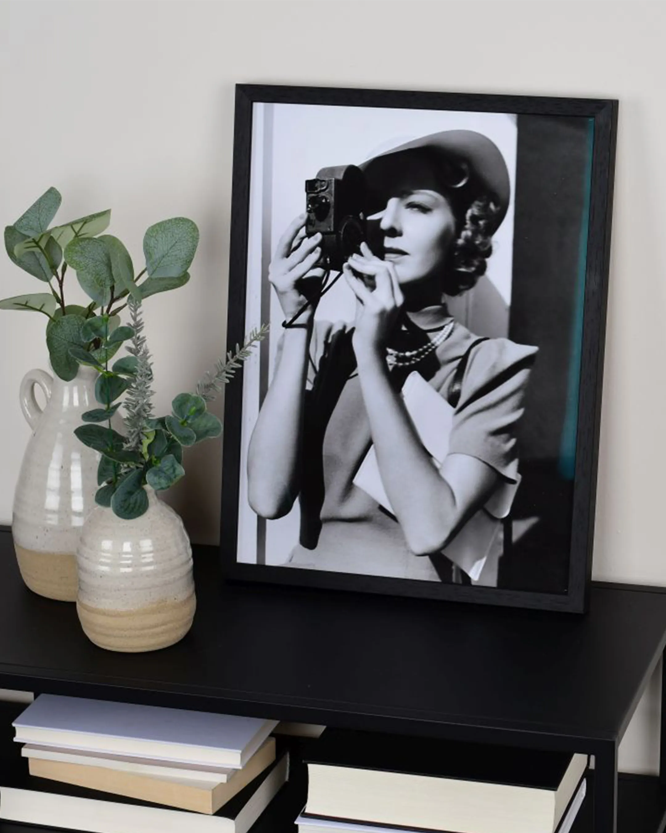 Houten fotolijst Nele zwart in een interieur