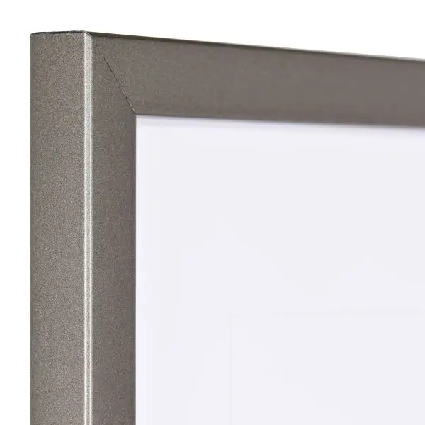 Ansicht der Ecke eines schmalen, platinfarben lackierten Bilderrahmens mit sichtbarer Holzstruktur und glatter OberflÃ¤che