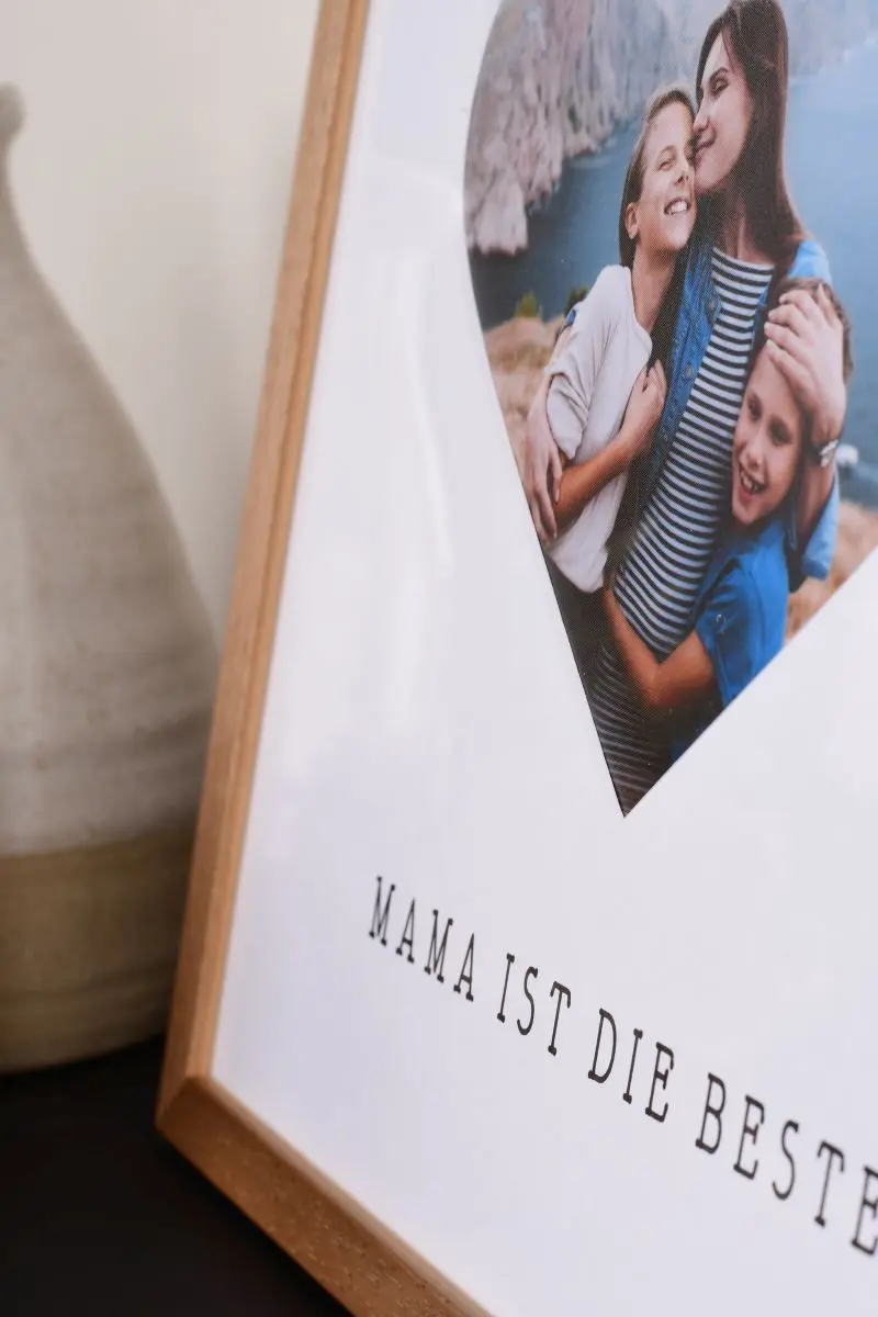 Nahaufnahme eines Bilderrahmens 30x30 in Eiche mit Herzausschnitt fÃ¼r Mama