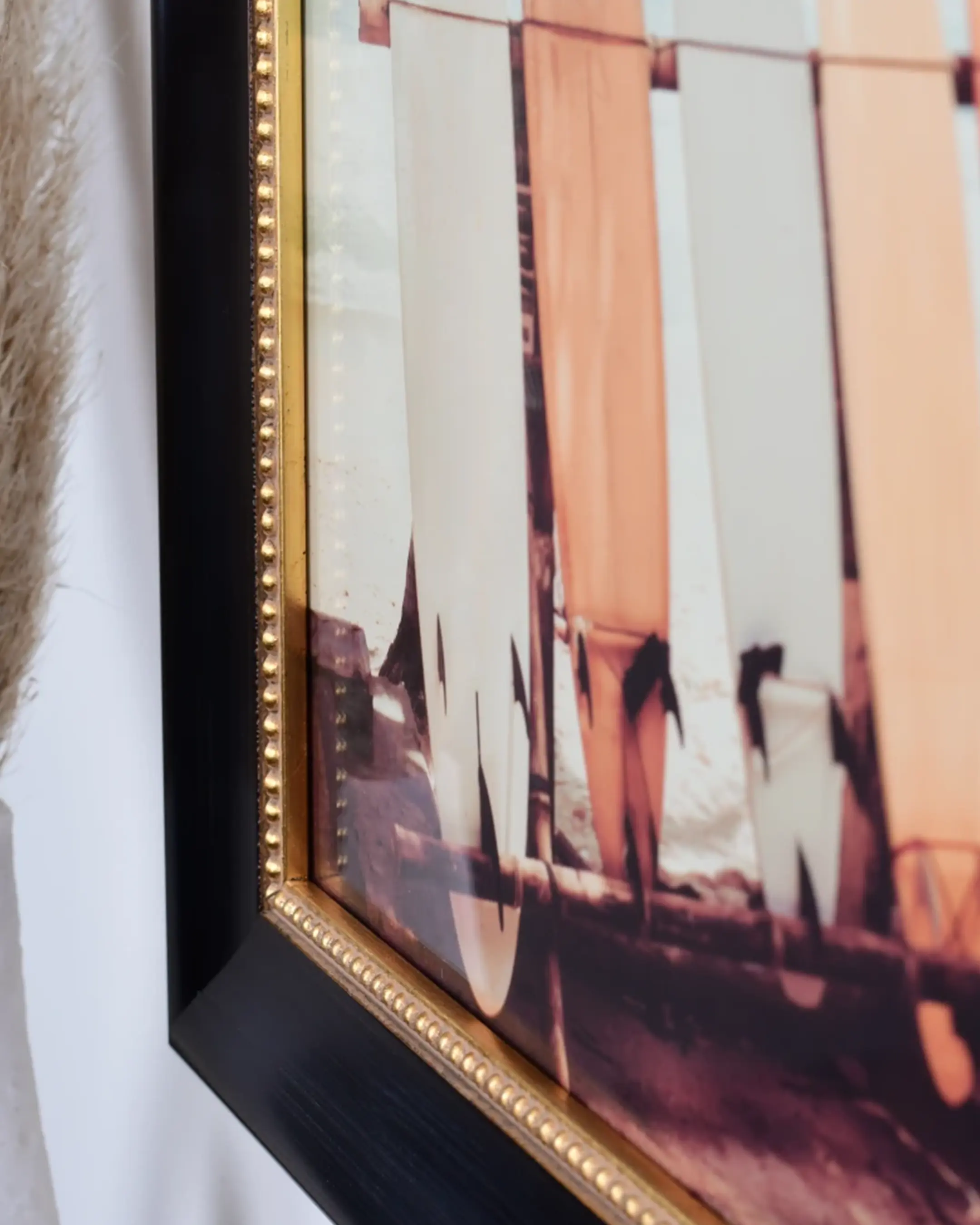 Barok houten fotolijst Valentina zwart in een interieur
