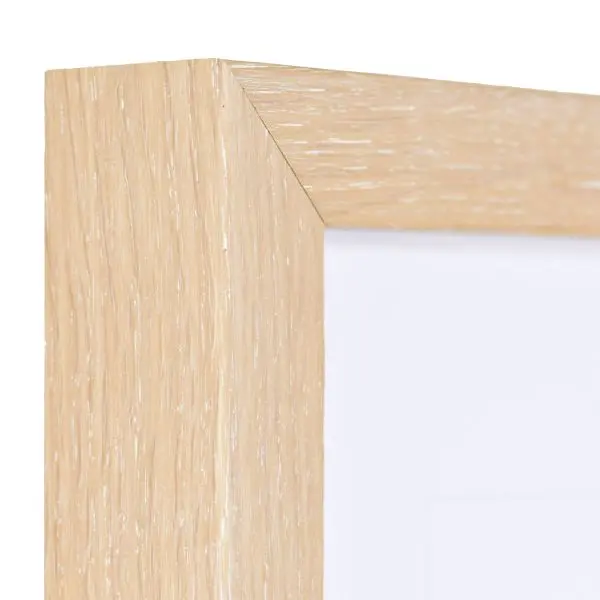 Ansicht der Ecke eines Holzrahmens in der Farbe Kalkeiche mit natÃ¼rlicher Maserung im Landhausstil