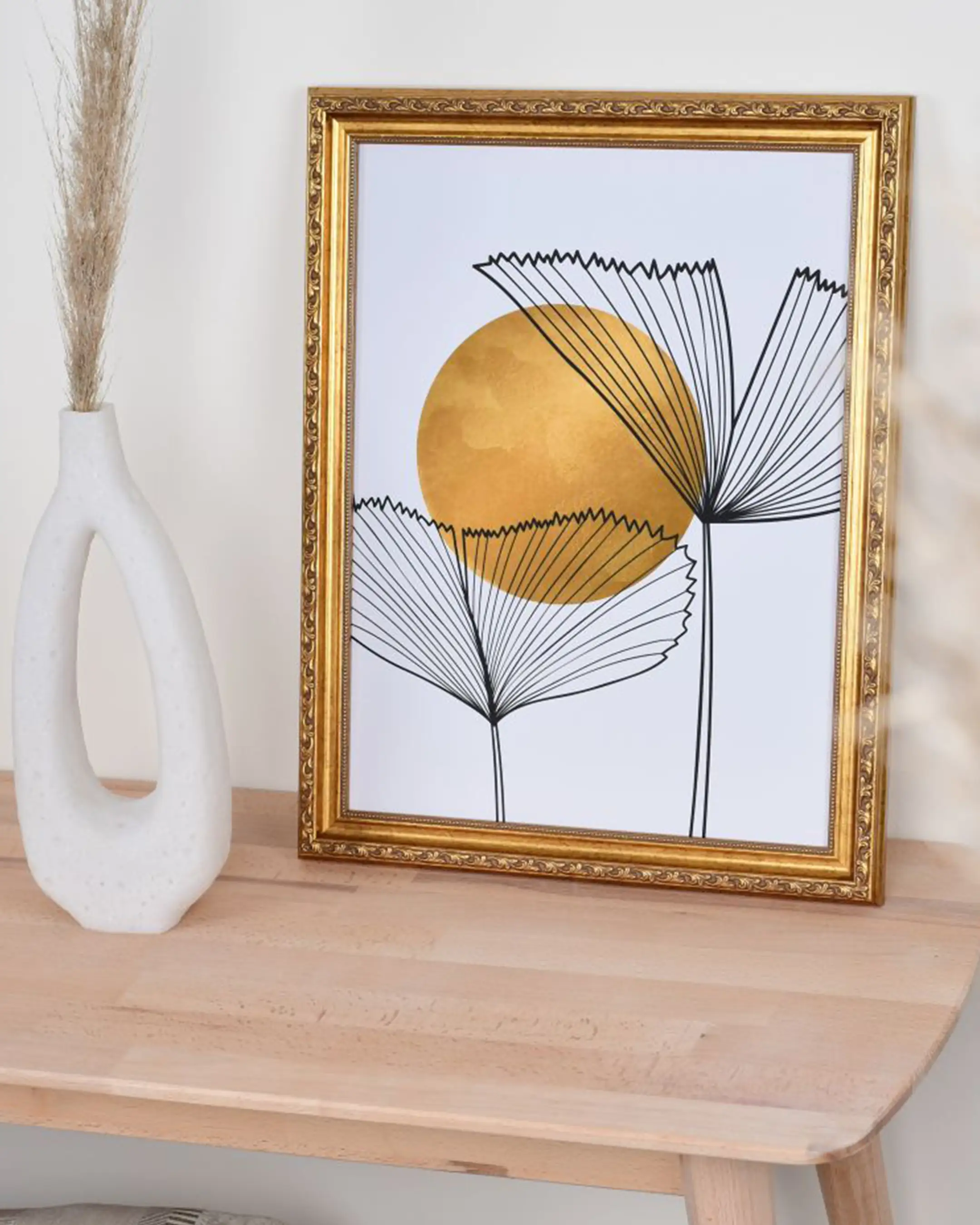 Vintage houten fotolijst Lysann oudgoud in een interieur
