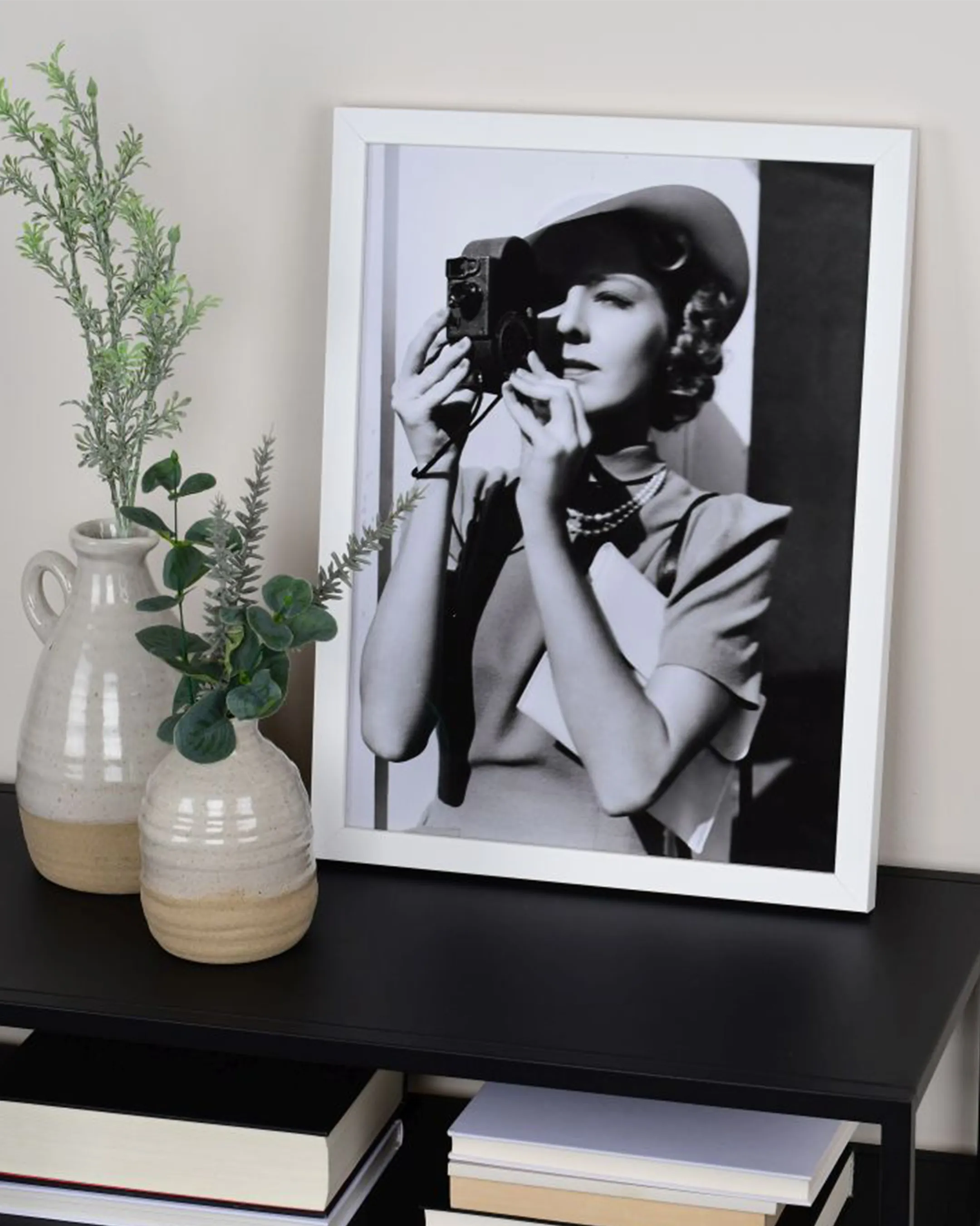 Houten fotolijst Paula Wit in een interieur