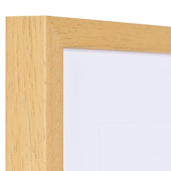 Zicht op de hoek van een eikenkleurige houten lijst met open poriën voor posters