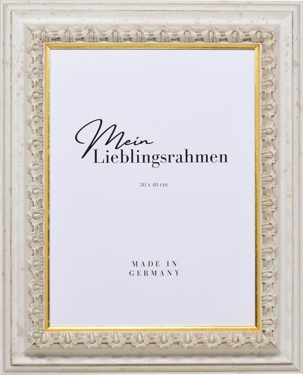 Vooraanzicht van een witte, handgemaakte fotolijst met een baroklijst en koninklijke charme
