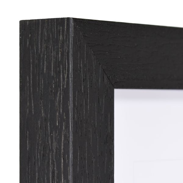 Ansicht der Ecke eines schwarzen Holzrahmens, offenporig lackiert mit sicht-und fÃ¼hlbarer Holzstruktur