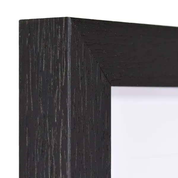 Ansicht der Ecke eines schwarzen Holzrahmens, offenporig lackiert mit sicht-und fÃ¼hlbarer Holzstruktur