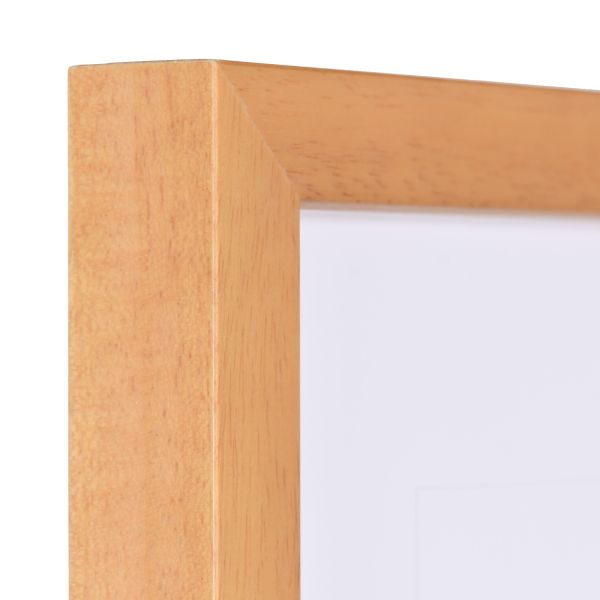 Ansicht der Ecke eines honigfarbenen Bilderrahmens mit glatter OberflÃ¤che und schlichtem Design