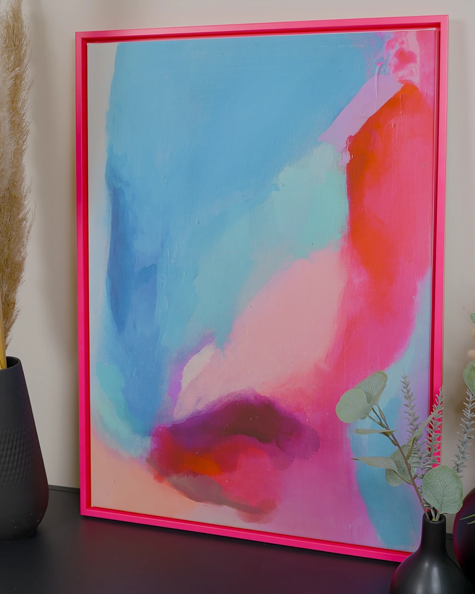 Baklijst Jill in neonroze in een woonomgeving