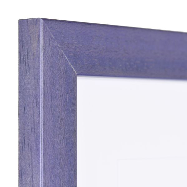 Ansicht der Ecke eines fliederfarbenen Bilderrahmens mit sichtbarer Holzstruktur, glatter OberflÃ¤che und kantigem, schlichtem Profil