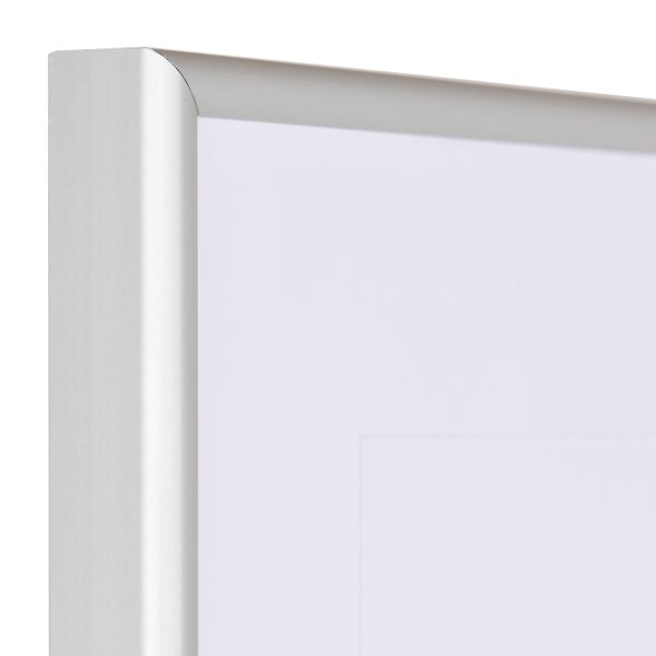 Aanzicht van de hoek van een zilveren, modern frame van geanodiseerd aluminium met robuust halfrond profiel