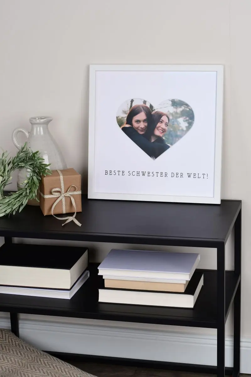 Fotolijst 30x30 in wit met hartvormig passe-partout voor de beste zus ter wereld in woonsfeer