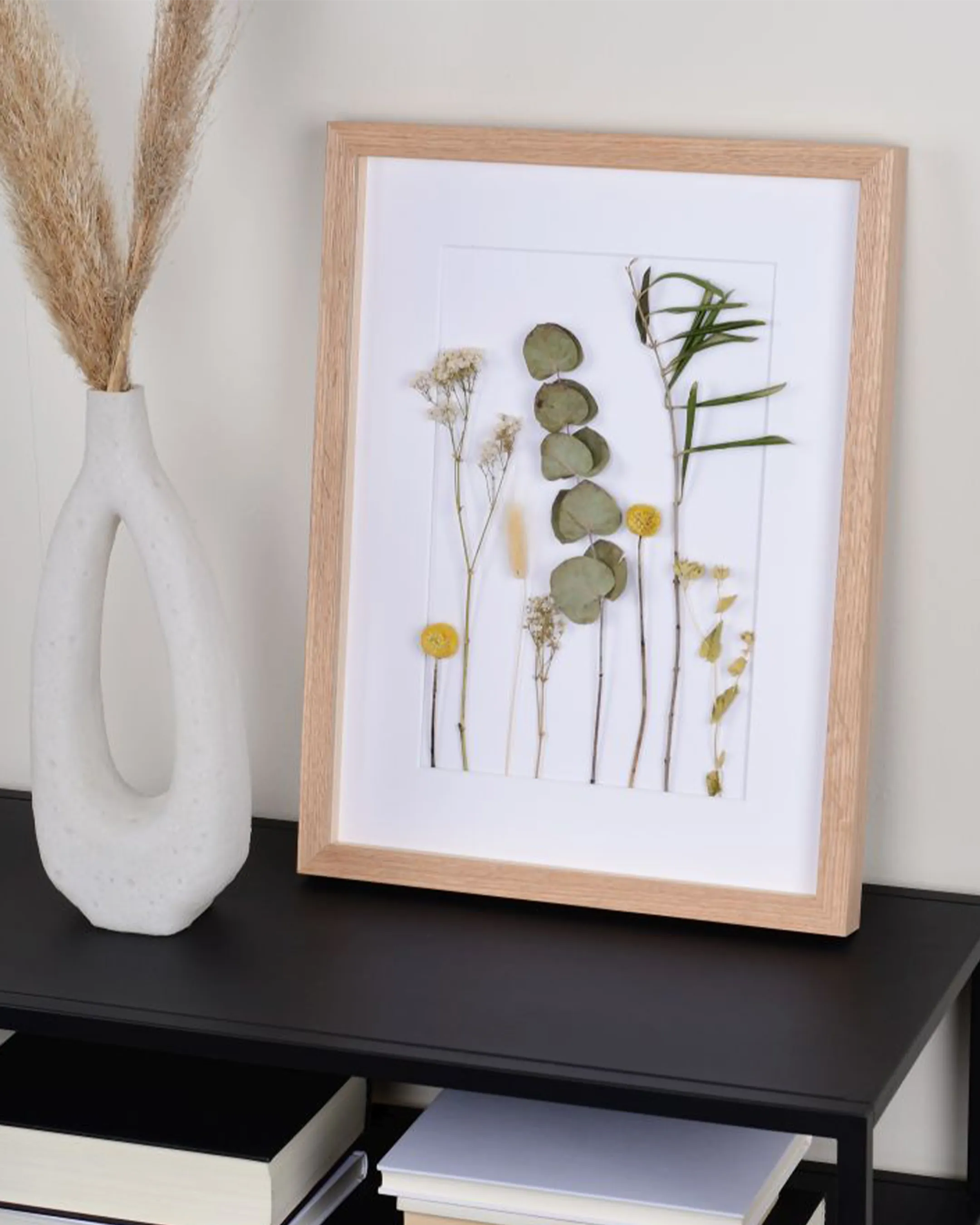Houten fotolijst Lara met afstandsleiste eiken in een interieur