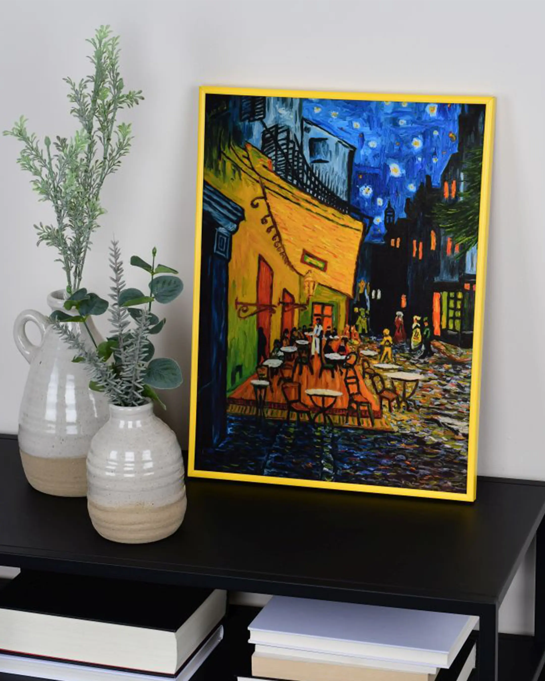 Kunststof fotolijst Sara geel in een interieur
