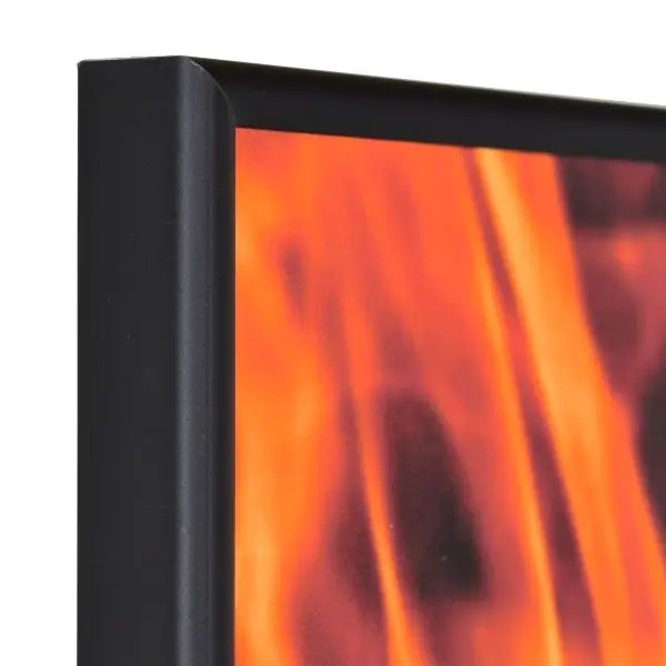 Ansicht der Ecke eines Brandschutzrahmens mit Halbrundprofil aus schwarzem, eloxiertem Aluminium