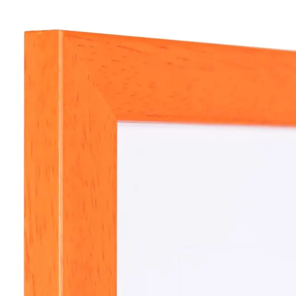 Zicht op de hoek van een oranje fotolijst met zichtbare houtstructuur, een glad oppervlak en een hoekig, eenvoudig profiel