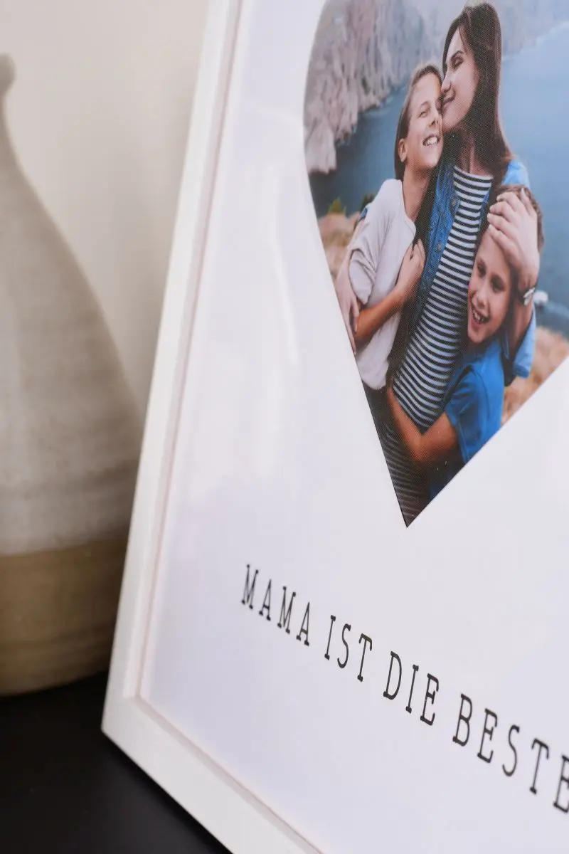 Nahaufnahme eines Bilderrahmens 30x30 in Weiss mit Herzausschnitt fÃ¼r Mama