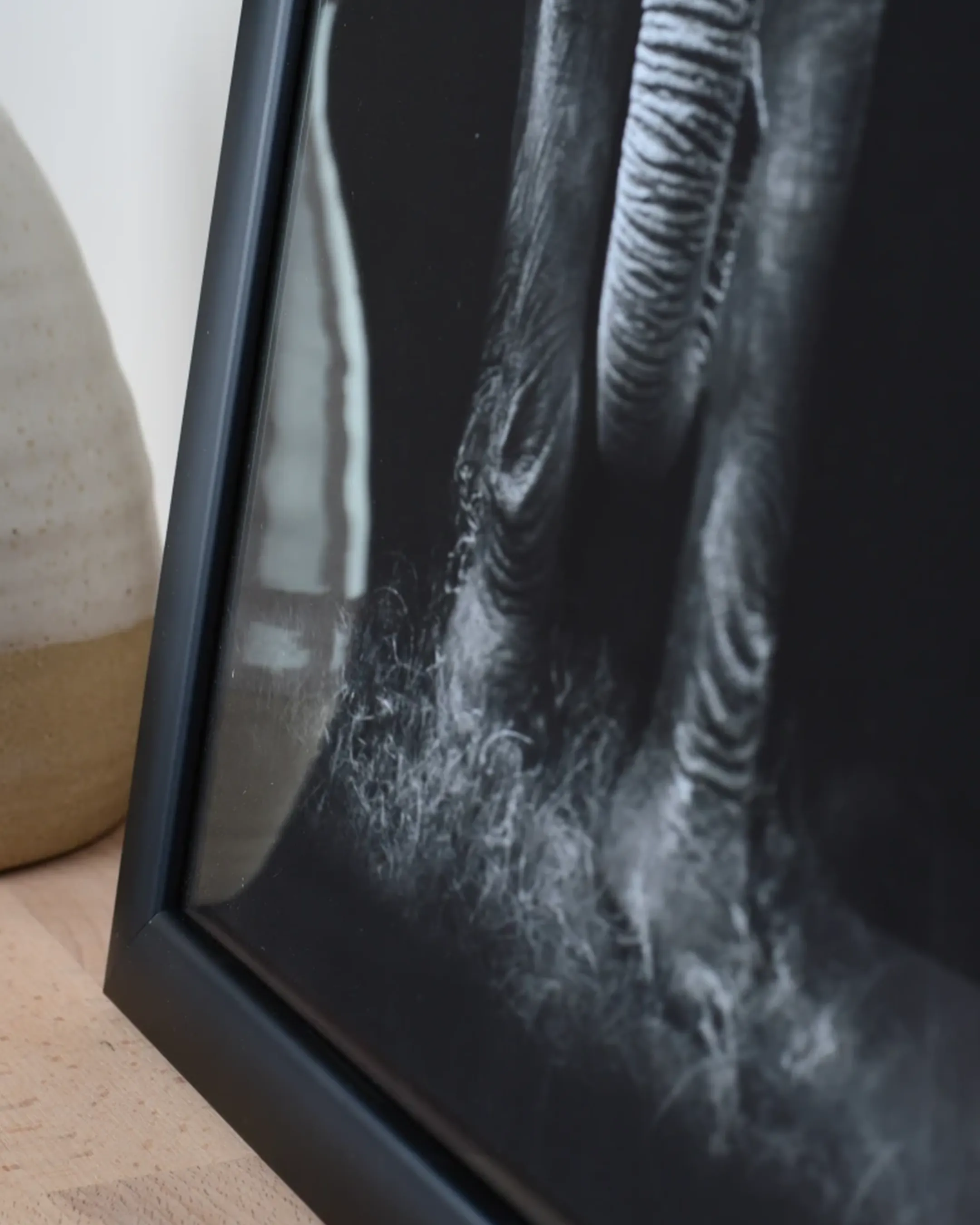 Houten fotolijst Greta zwart in een interieur