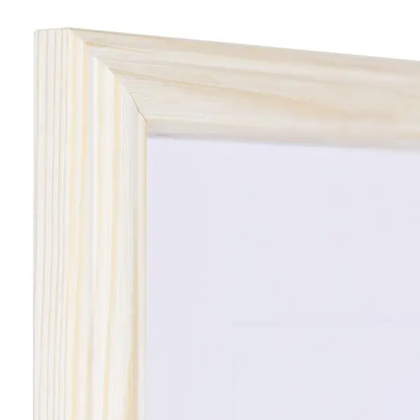 Zicht op de hoek van een wit, pastelkleurig houten lijst in landelijke stijl, met een afgeplatte welving en een verhoogde buitenrand.