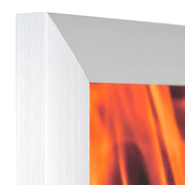Ansicht der Ecke eines silbernen Brandschutzrahmens aus lÃ¤ngs gebÃ¼rstetem, rostfreien Aluminium
