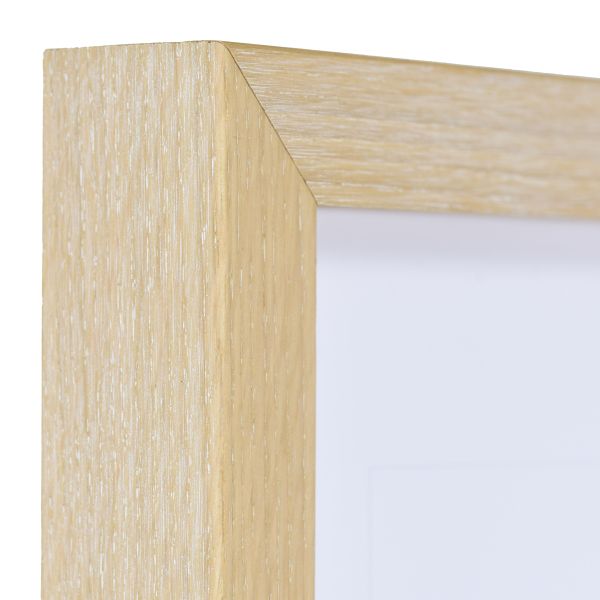 Ansicht der Ecke eines Holzrahmens in der Farbe Kalkeiche mit natÃ¼rlicher Maserung im Landhausstil