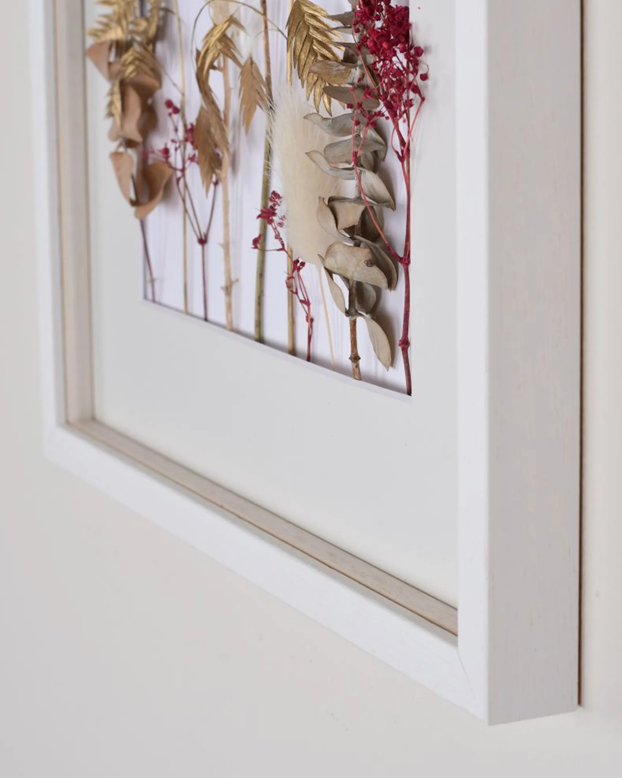Houten fotolijst Nele met afstandslijst Wit in een interieur