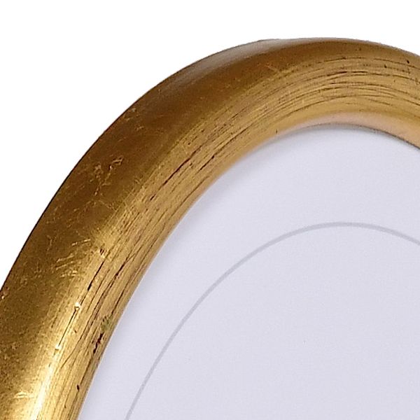 Aanzicht van de hoek van een ovale lijst in de kleur goud
