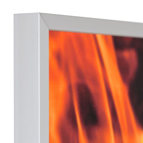 Hoekaanzicht van een zilveren brandwerende fotolijst van aluminium