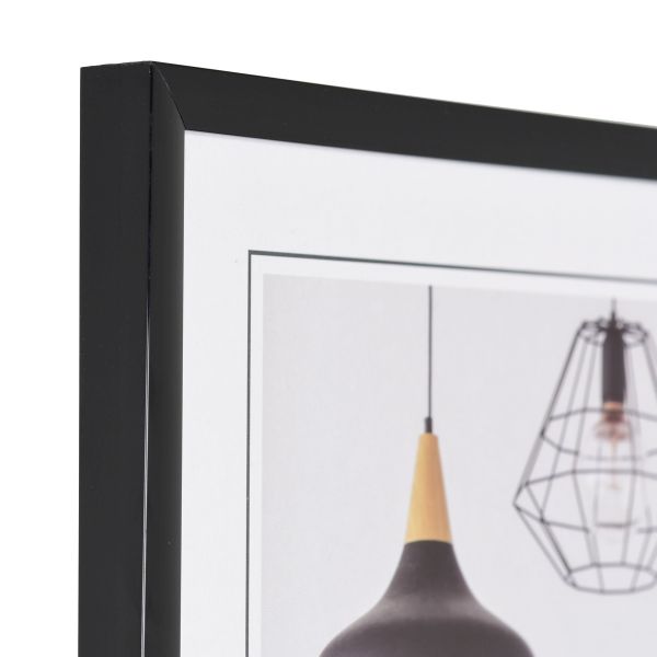 Ansicht der Ecke eines schmalen Kunststoffrahmens in der Farbe Schwarz
