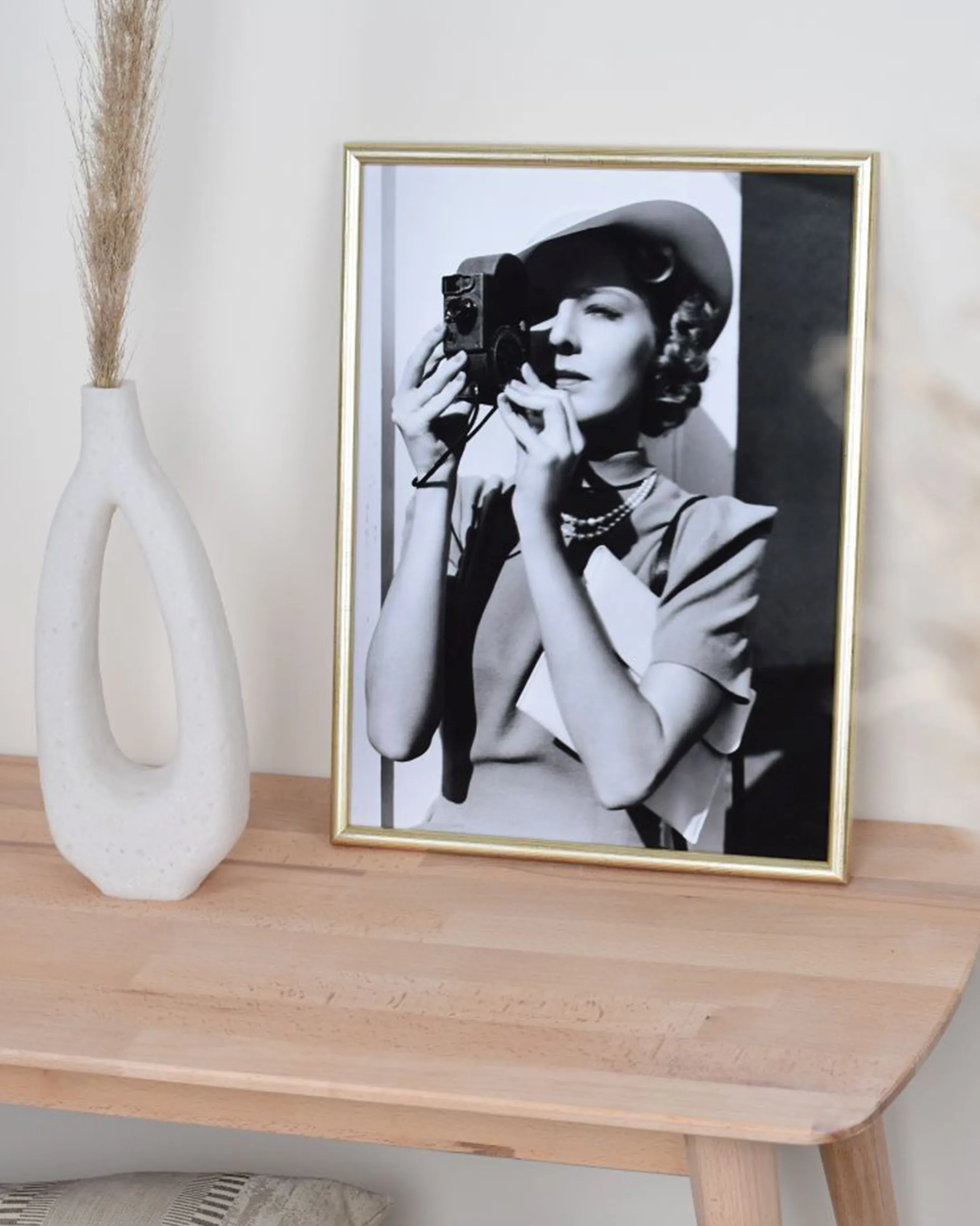 Houten fotolijst Ava zilver in een interieur