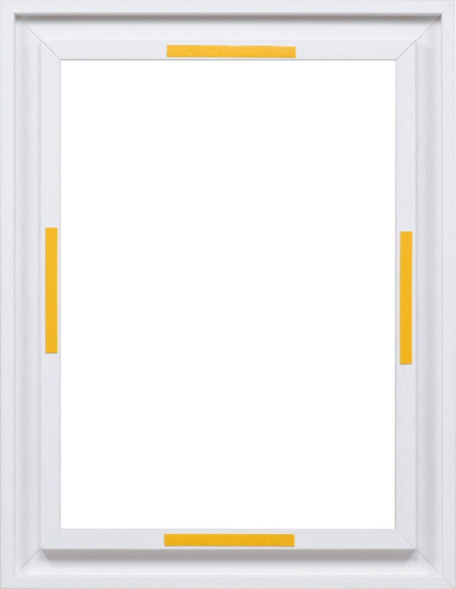 Vooraanzicht van een witte, eenvoudige houten lijst