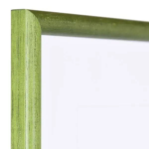 Hoekaanzicht van een klassieke, openporige houten lijst in dennengroen met een smal halfrond profiel