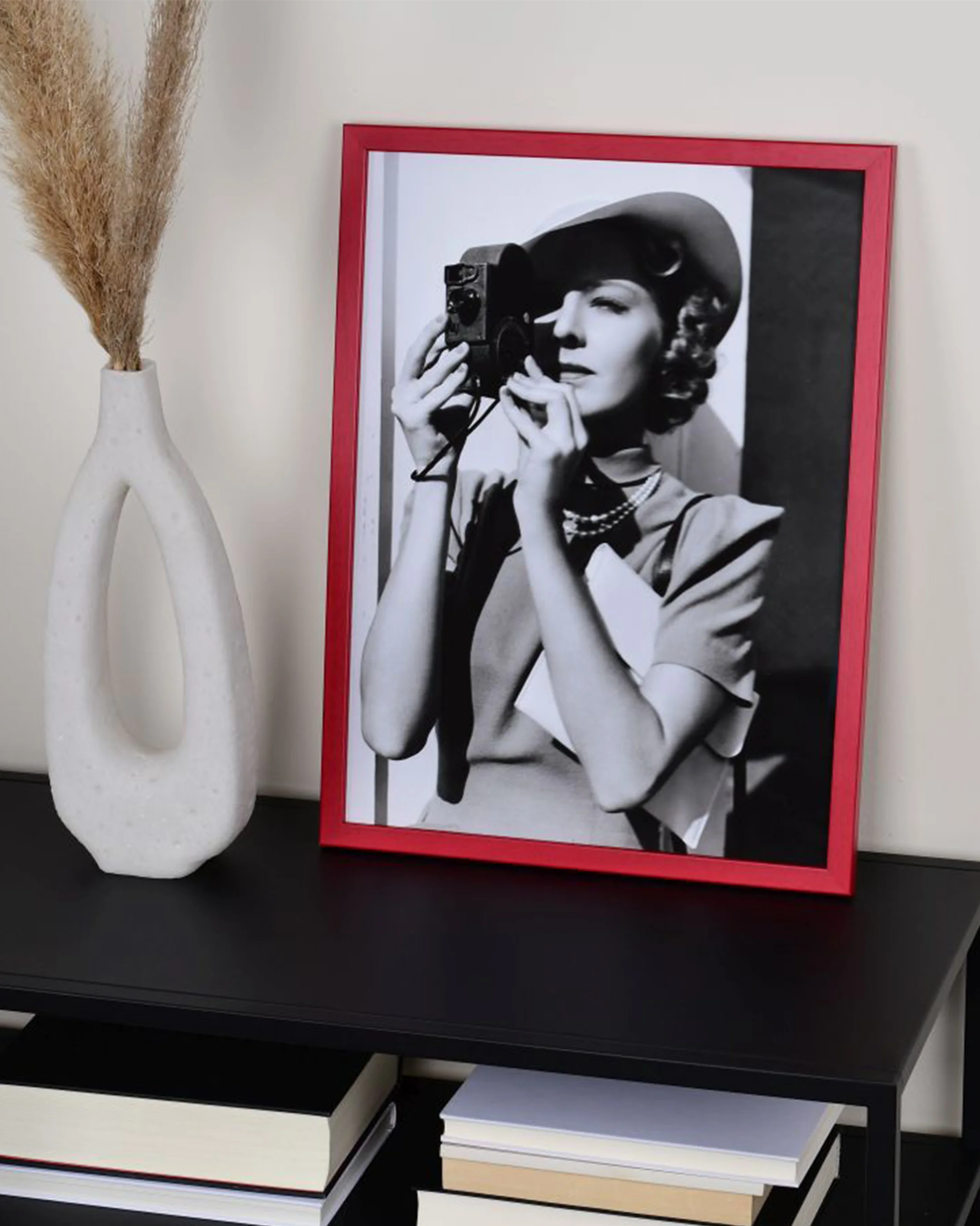 Houten fotolijst Helena rood in een interieur
