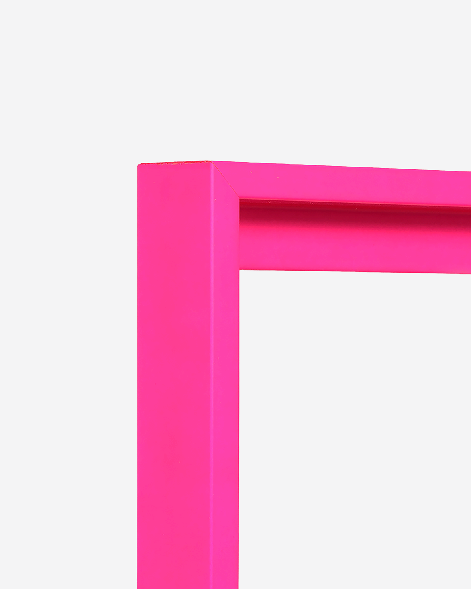 Detailaanzicht van de hoek van een baklijst in neonroze voor canvassen