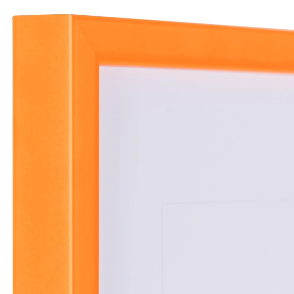 Zicht op de hoek van een neonoranje houten fotolijst